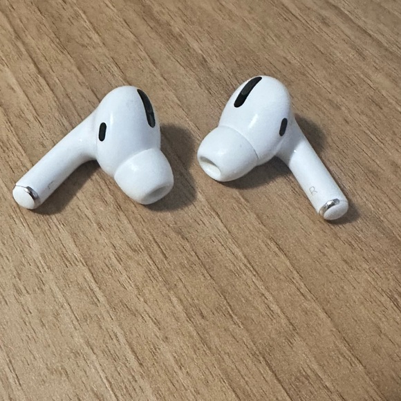 AirPod Pro with Wireless Case (2nd Gen) - Picture 4 of 9